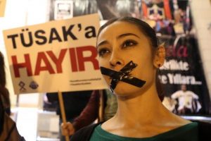 Sanat&ccedil;ılardan T&Uuml;SAK protestosu