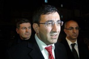 Yılmaz, yaralanan sekreteri evinde ziyaret etti