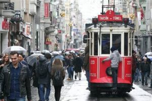 İstanbul'da ani yağmur zor anlar yaşattı