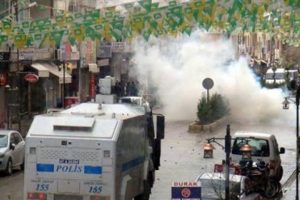 Ses bombası elinde patladı
