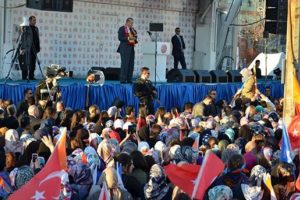 Bayıldı, başbakan seslenince ayıldı!