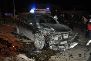 TIR ile otomobil &ccedil;arpıştı: 10 yaralı