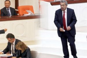Kamer Gen&ccedil; paraları yere attı