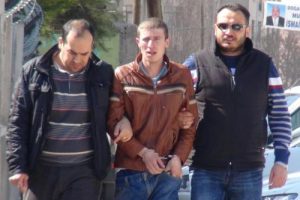 Aynı kıyafeti giyince yakalandı
