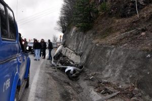 Ters d&ouml;nen ara&ccedil;tan yaralı olarak kurtarıldılar