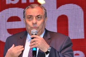 'Siyaset ticari kazan&ccedil; yeri değildir'