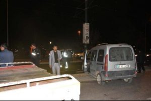 Alkoll&uuml; s&uuml;r&uuml;c&uuml; tramvay yolunu kapattı