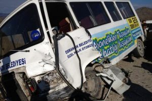 Minib&uuml;s ve otob&uuml;s &ccedil;arpıştı: 4 yaralı