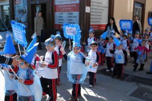 Minikler d&uuml;nya su g&uuml;n&uuml;nde su dağıttı