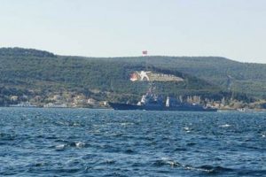 ABD savaş gemisi &Ccedil;anakkale Boğazı'ndan ge&ccedil;ti