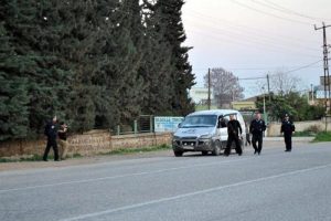 Mezarlıkta el bombası bulundu
