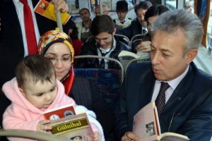 Tokat valisi halk otob&uuml;s&uuml;nde kitap okudu
