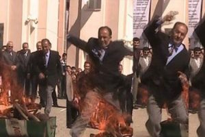Başkan Vekili nevruz ateşinden atlarken d&uuml;şt&uuml;