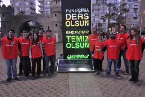 Greenpeace n&uuml;kleere karşı ışıklı dev pankart a&ccedil;tı