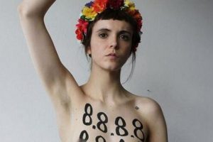 Femen T&uuml;rkiye'deki Twitter yasağı i&ccedil;in soyundu