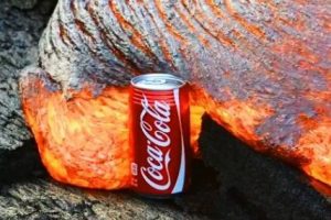 Sıcak lavların &ouml;n&uuml;ne kola kutusu konursa ne olur?