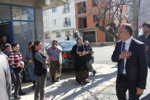 Yıldız kapı kapı dolaşıp karanfil dağıttı