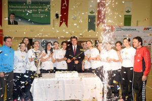 Şampiyonluk pastasını D&uuml;ndar kesti