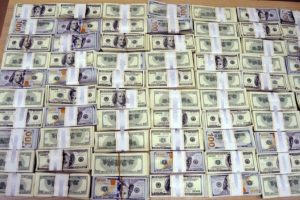 Yurtdışına ka&ccedil;ırılmaya &ccedil;alışılan 700 bin dolar yakalandı