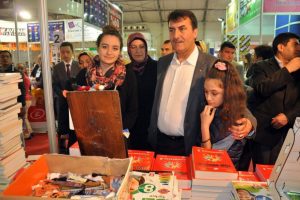 D&uuml;ndar, se&ccedil;im &ccedil;alışmalarına kitap molası verdi