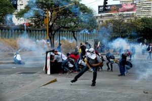 Venezuela'daki g&ouml;sterilerde 2 kişi hayatını kaybetti