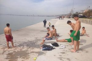 Sıcağı g&ouml;ren gen&ccedil;ler  deniz mevsimini a&ccedil;tı