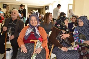 Huzurevi sakinleri, temsili "kına gecesi"nde eğlendi