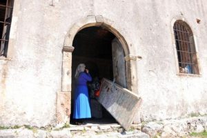Tarihi kiliseye giden Ortodokslara kırık kapı şoku