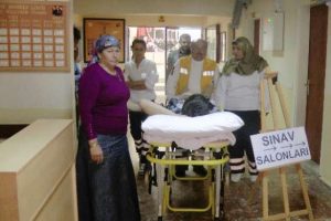 Ambulansla getirilen gen&ccedil; sınava alınmadı