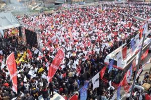 Sarıg&uuml;l'&uuml;n mitingi Nevruz havasında ge&ccedil;ti