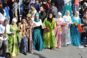 Nevruz i&ccedil;in halaylı kutlama