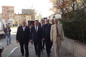 Yenilmiş, esnafları gezip, sorunlarını dinliyor