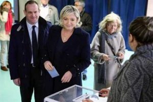Le Pen zaferini kutluyor