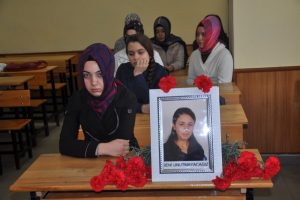 Kazada &ouml;len liseli i&ccedil;in okulda hazin t&ouml;ren
