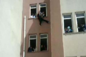 &Ouml;l&uuml;me atlayan kızı &ouml;ğretmeni kurtardı