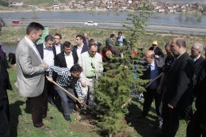 Hastane &ccedil;alışanları fidan dikti