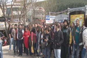&Uuml;niversite &ouml;n&uuml;nde se&ccedil;im karavanı gerginliği