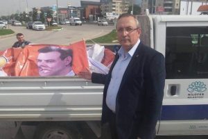 Partilerin afişleri toplatılıyor mu?