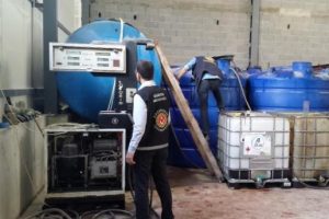 Ka&ccedil;ak akaryakıta polis baskını