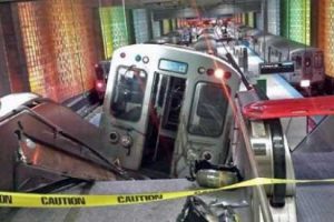 Tren y&uuml;r&uuml;yen merdivene &ccedil;ıktı!