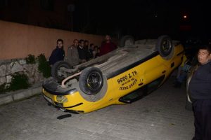 Freni patlayan taksi takla attı