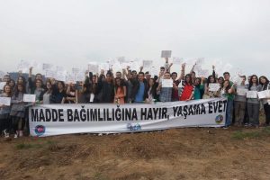 Uyuşturucuya dikkat &ccedil;ekmek i&ccedil;in fidan diktiler