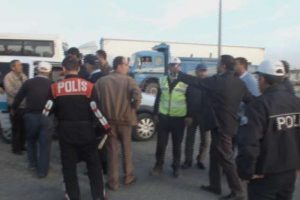 Bı&ccedil;akla polisin &uuml;zerine y&uuml;r&uuml;d&uuml;