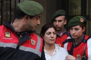 Kocasını "korunma i&ccedil;g&uuml;d&uuml;s&uuml;" ile &ouml;ld&uuml;rd&uuml;