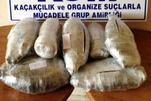 Polisten zehir tacirlerine darbe