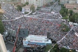 Ak Parti'nin Diyarbakır mitingi i&ccedil;in &uuml;&ccedil; dilli afişler