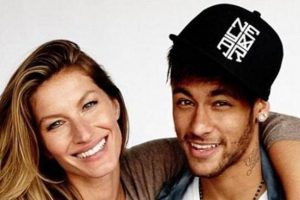 Neymar &uuml;nl&uuml; mankenle poz verdi!