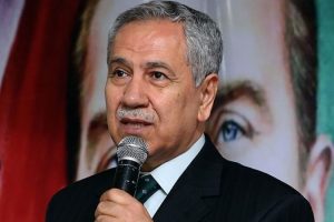 Arın&ccedil;'ta bozkurt işareti yaptı