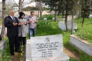 Necati Şahin aile kabristanını ziyaret etti