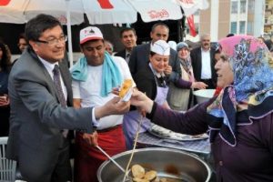 Belediyenin karşısına y&ouml;r&uuml;k &ccedil;adırı kurdu